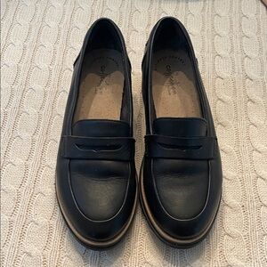 Women’s sz 7.5 Clarks penny loafers black comfortable wedge heel classic neutral